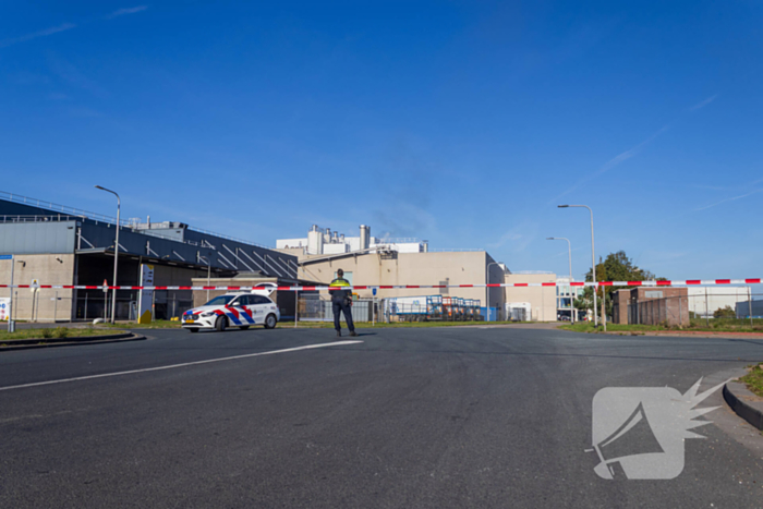 Rookontwikkeling van industriebrand in wijde omgeving te zien