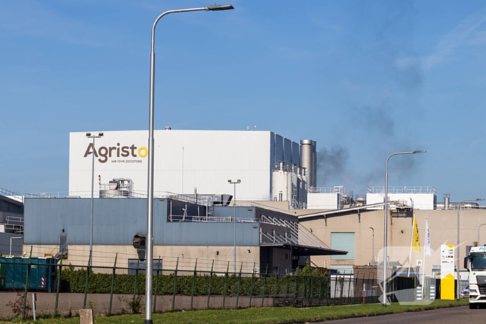 Rookontwikkeling van industriebrand in wijde omgeving te zien