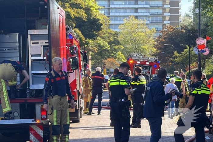 Explosie in flatwoning, grote brandweerinzet