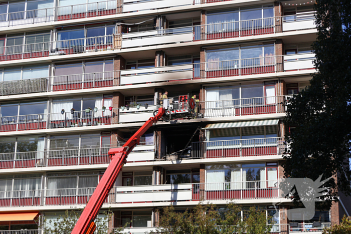 Explosie in flatwoning, grote brandweerinzet