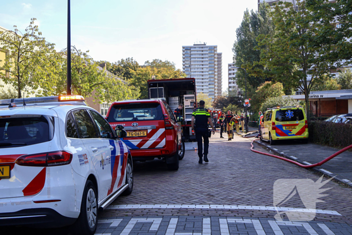 Explosie in flatwoning, grote brandweerinzet