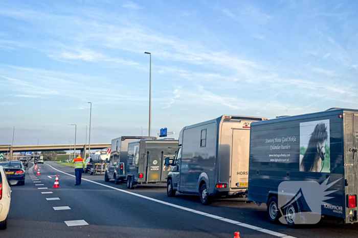 Ongeval tussen paardentrailer en aanhanger met zeilschip op snelweg