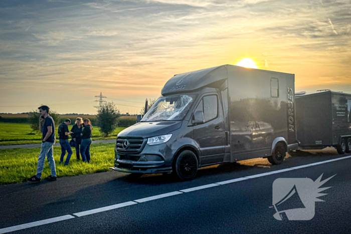 Ongeval tussen paardentrailer en aanhanger met zeilschip op snelweg