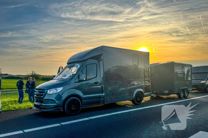 Ongeval tussen paardentrailer en aanhanger met zeilschip op snelweg