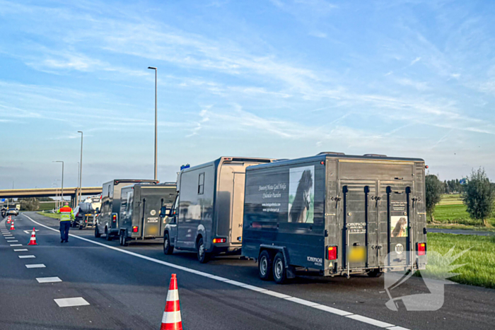 Ongeval tussen paardentrailer en aanhanger met zeilschip op snelweg