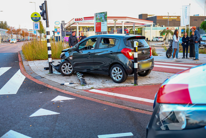 Bestuurder vlucht na ongeval met hoge snelheid