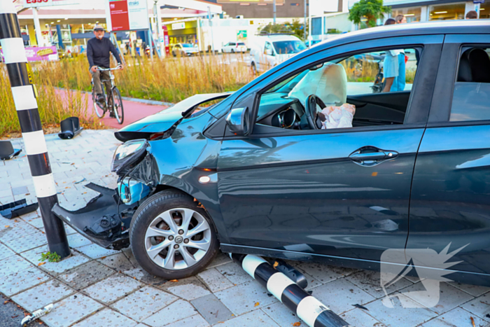 Bestuurder vlucht na ongeval met hoge snelheid