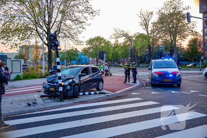 Bestuurder vlucht na ongeval met hoge snelheid