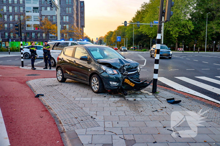 Bestuurder vlucht na ongeval met hoge snelheid