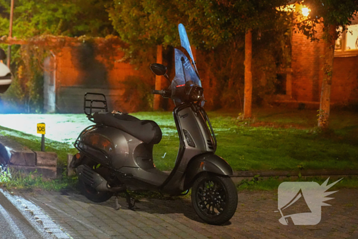 Verkeersongeval tussen auto en scooter na inhaalactie