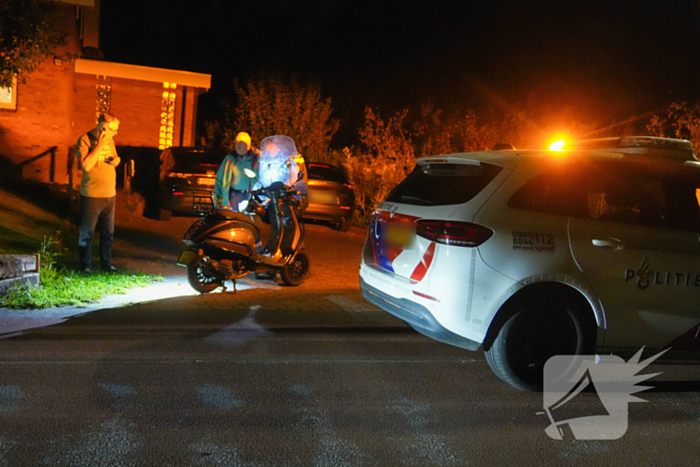 Verkeersongeval tussen auto en scooter na inhaalactie