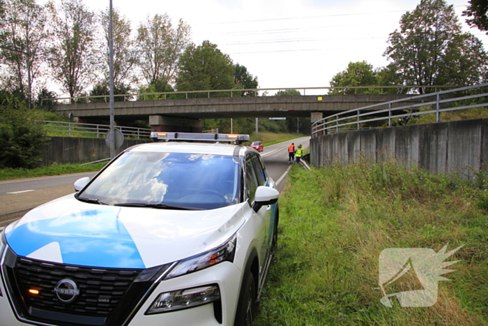 Vrachtwagen rijdt door na aanrijding bij brug