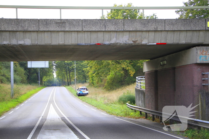 Vrachtwagen rijdt door na aanrijding bij brug