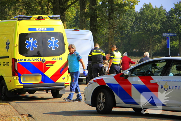Scooter gewond bij aanrijding met busje