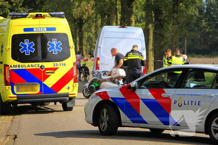 Scooter gewond bij aanrijding met busje