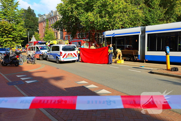 Persoon bekneld onder tram na aanrijding