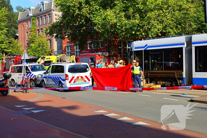 Persoon bekneld onder tram na aanrijding