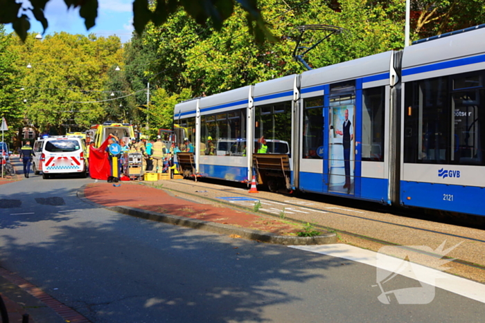 Persoon bekneld onder tram na aanrijding