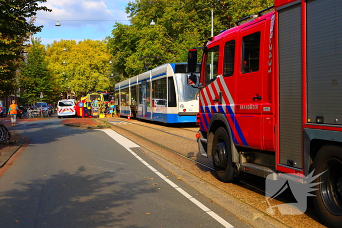 Persoon bekneld onder tram na aanrijding