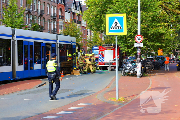 Persoon bekneld onder tram na aanrijding