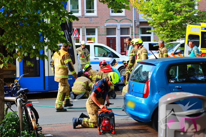 Persoon bekneld onder tram na aanrijding