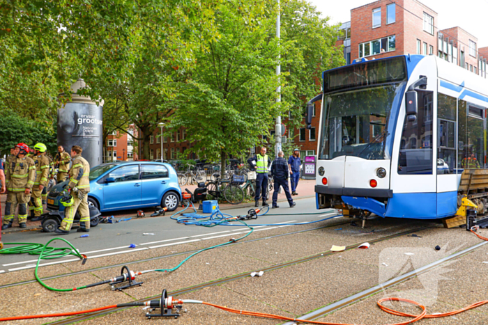 Persoon bekneld onder tram na aanrijding