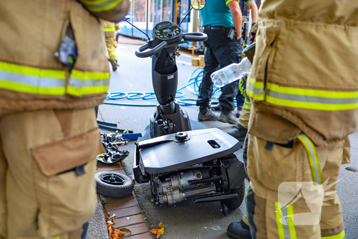 Persoon bekneld onder tram na aanrijding