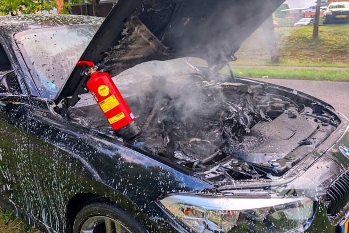 Brand in auto snel geblust door omstanders