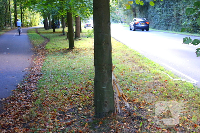 Bestuurder rijdt lantaarnpaal uit de grond bij ongeval