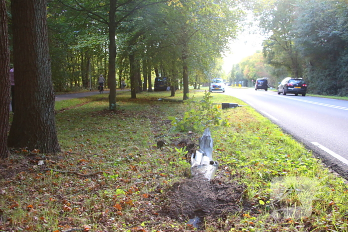 Bestuurder rijdt lantaarnpaal uit de grond bij ongeval