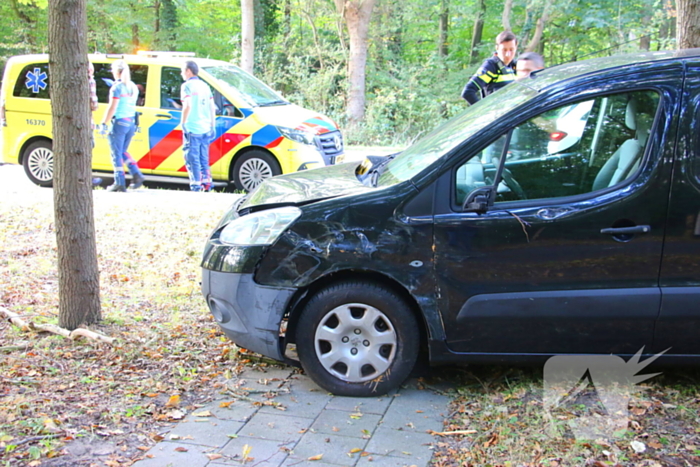 Bestuurder rijdt lantaarnpaal uit de grond bij ongeval