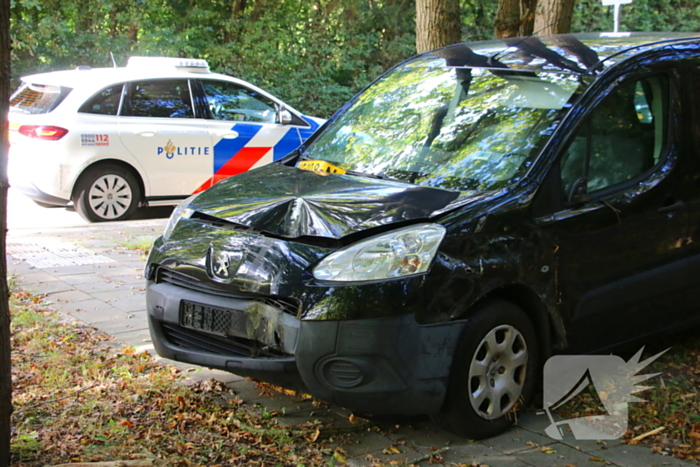 Bestuurder rijdt lantaarnpaal uit de grond bij ongeval