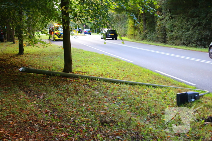 Bestuurder rijdt lantaarnpaal uit de grond bij ongeval