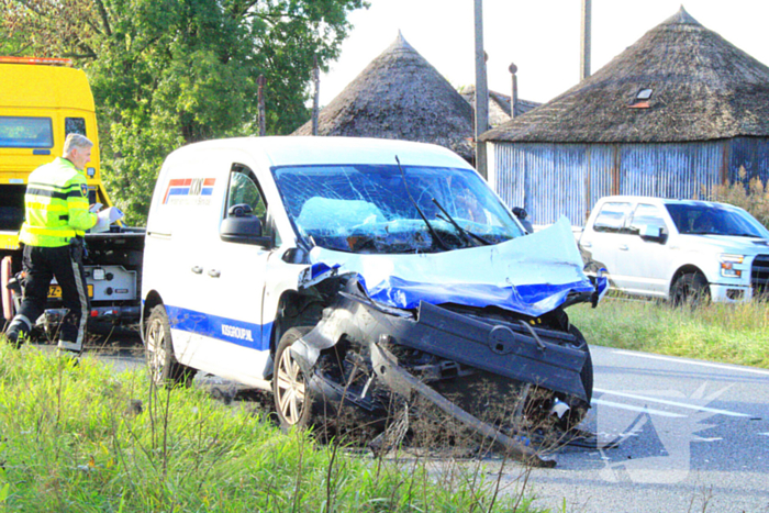 Bestelbus botst op vrachtwagen