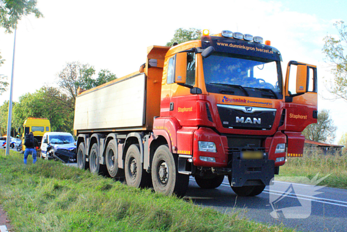 Bestelbus botst op vrachtwagen