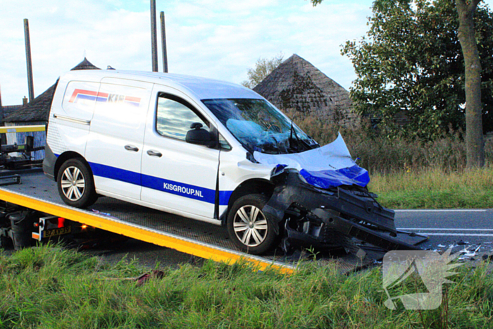 Bestelbus botst op vrachtwagen