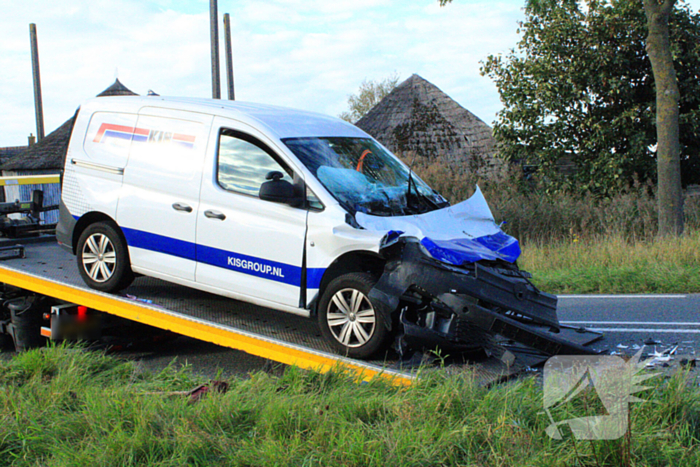 Bestelbus botst op vrachtwagen