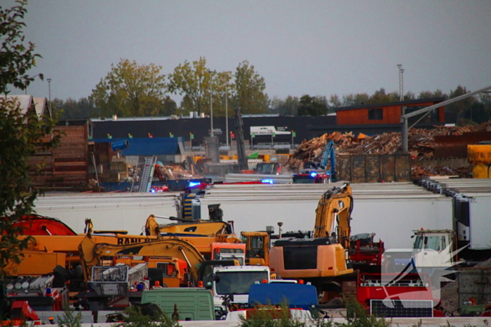 Brand bij afvalverwerkingsbedrijf zorgt voor flinke rookontwikkeling