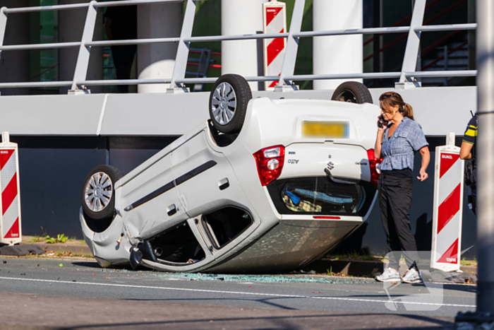 Auto botst achterop voertuig met kind erin