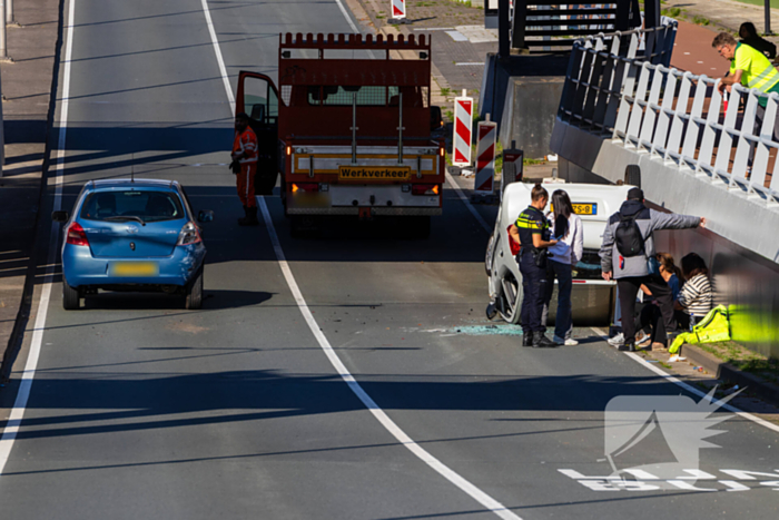 Auto botst achterop voertuig met kind erin