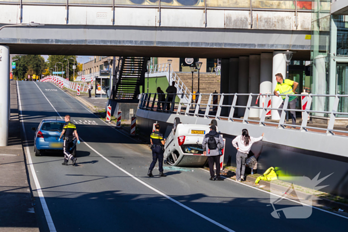 Auto botst achterop voertuig met kind erin