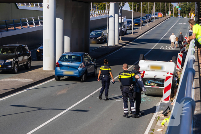 Auto botst achterop voertuig met kind erin