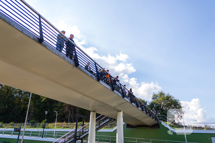 Auto botst achterop voertuig met kind erin