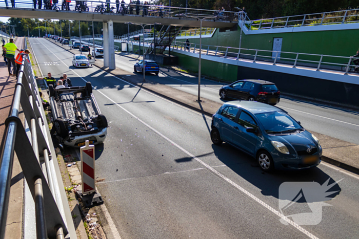Auto botst achterop voertuig met kind erin