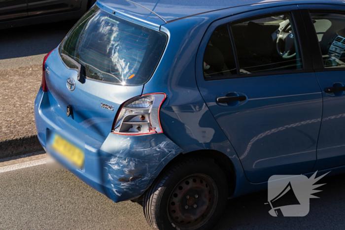 Auto botst achterop voertuig met kind erin