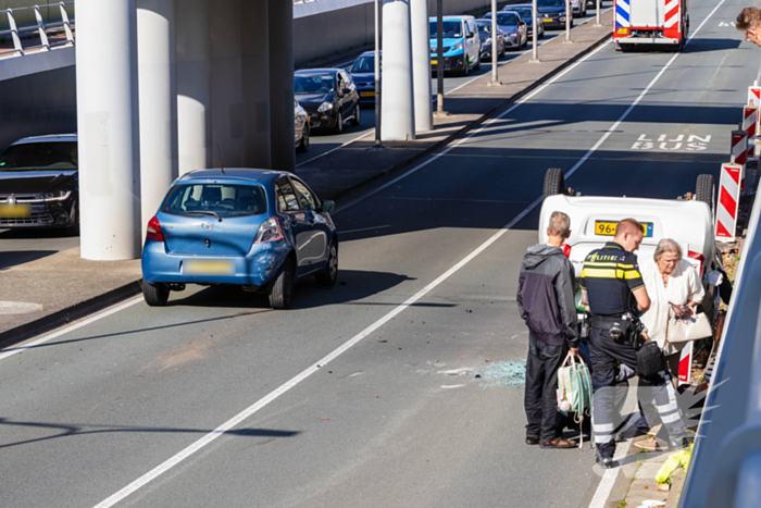 Auto botst achterop voertuig met kind erin
