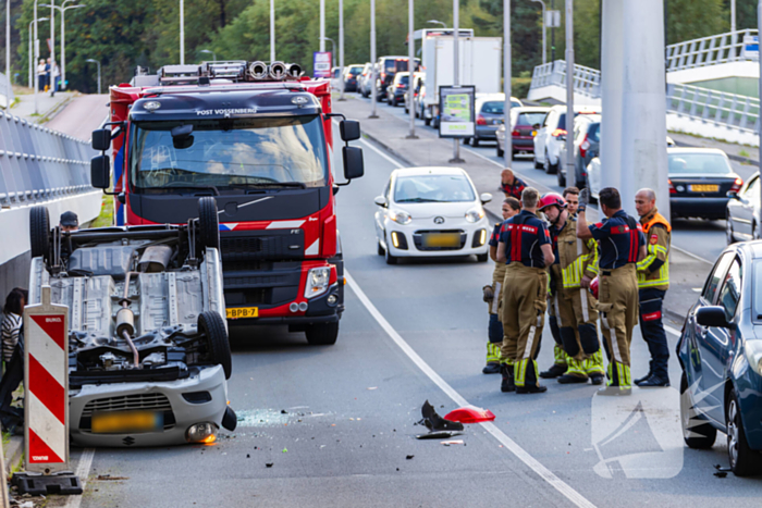 Auto botst achterop voertuig met kind erin