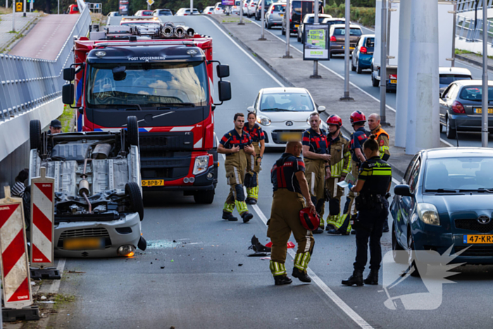 Auto botst achterop voertuig met kind erin