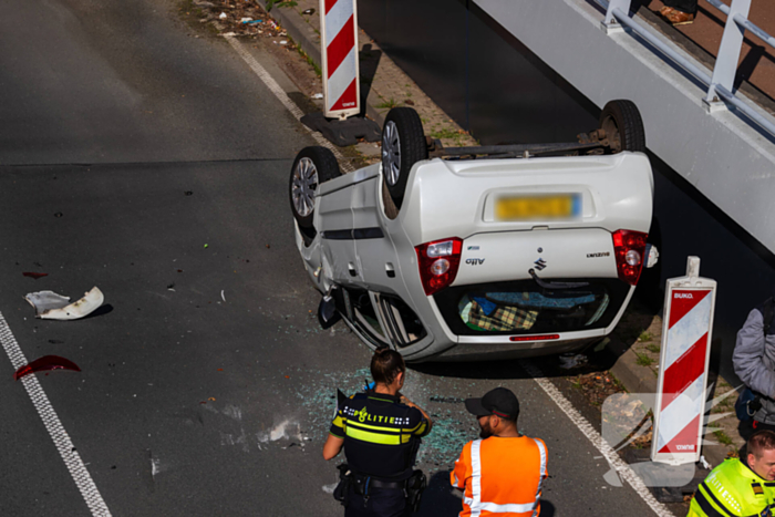 Auto botst achterop voertuig met kind erin