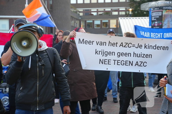 Voor- en tegendemonstranten van AZC's tegenover elkaar